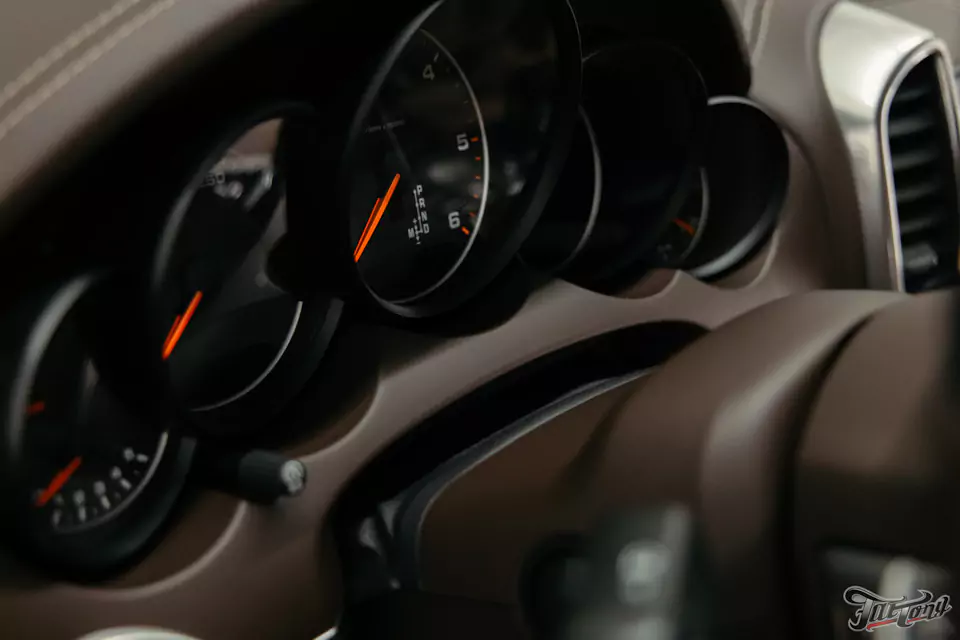 Комплексная химчистка салона и обработка кожи керамикой для Porsche Cayenne